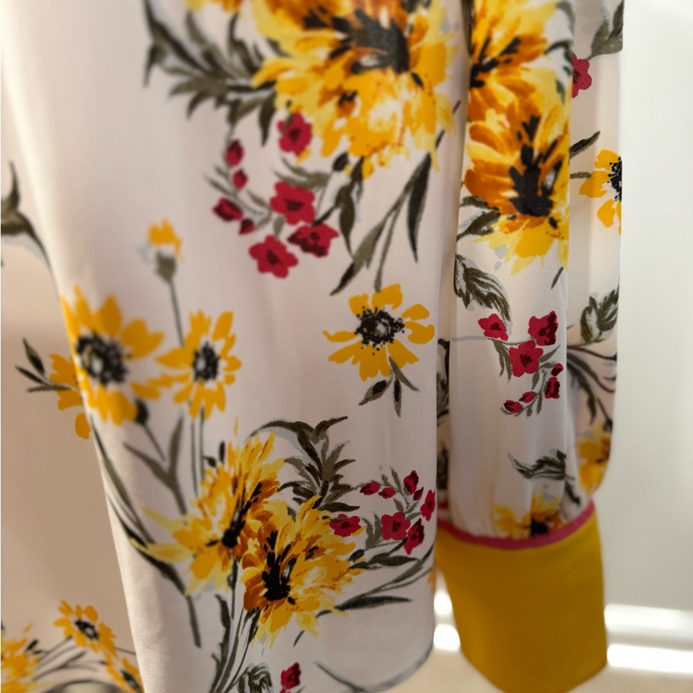 Express Floral V-Neck Women's Top - Picture 8 of 8